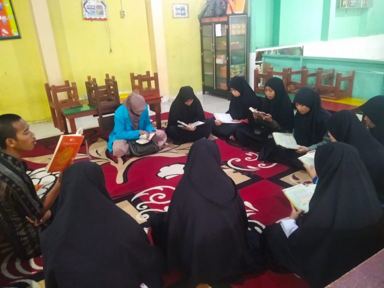 Mahasiswa IAT FUAD IAIN Pontianak Adakan Program Tahsin Al-Qira’ah Di Mas Al-Adabiy