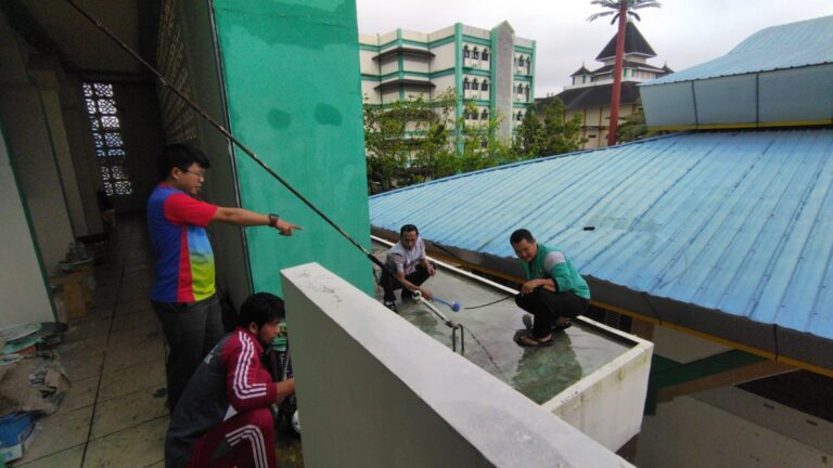 Jumat Bersih dan Sehat, Pegawai FUAD IAIN Pontianak Bersihkan Lingkungan Gedung Tower C
