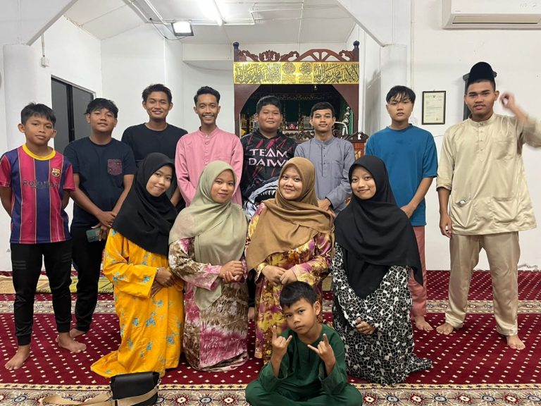 Malam Takbiran Idul Adha 1444 H Dirayakan Meriah oleh Mahasiswa Pengabdian Kolaborasi Internasional IAIN Pontianak dan Masyarakat di Kampung Darul Iman, Sarawak, Malaysia