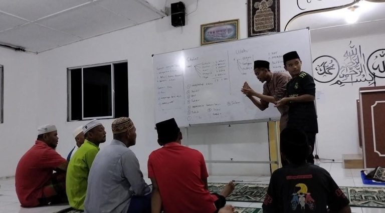 Program Kajian Fiqih Di Kampung Insan Jaya, Serawak, Malaysia oleh Peserta PKM Kolaborasi Internasional IAIN Pontianak