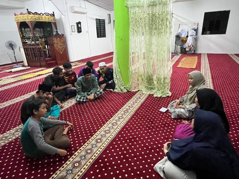 Sukses Hidupkan Masjid dengan Pembentukan Remaja Masjid di Desa Darul Iman,Tebedu, Malaysia.
