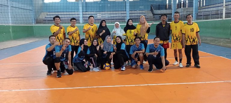 Kompak Kenakan Costum Kuning Kebanggaan, Tim Volleyball FUAD Bermain Penuh Spirit