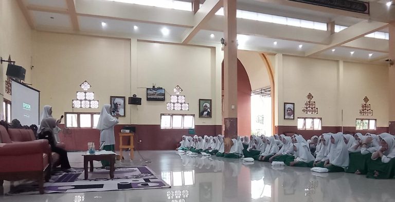 Mahasiswa BKI IAIN Pontianak Mengadakan Seminar Interaktif Pada Acara Penjemputan Mahasiswa PPL Di Pesantren Darunna’im Putri