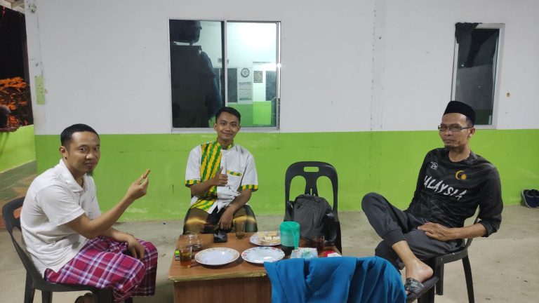 Membahas Fardhu Kifayah: Mahasiswa PKM Kolaboratif Internasional Melaksanakan FGD (Focus Group Discussion) Bersama Tokoh Agama di Kampung Ruan, Sarawak