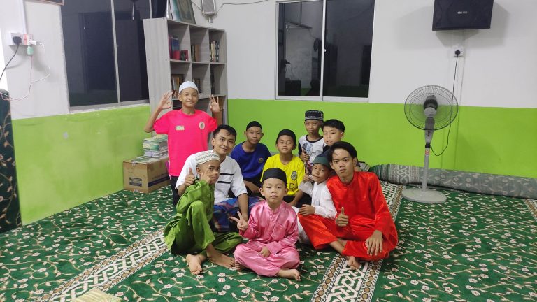 Tiga Mahasiswa IAIN Pontianak Menggelar Kegiatan TPA untuk anak Sekolah Dasar bertema “Akhir Pekan Berkah” di Kampung Ruan, Sarawak