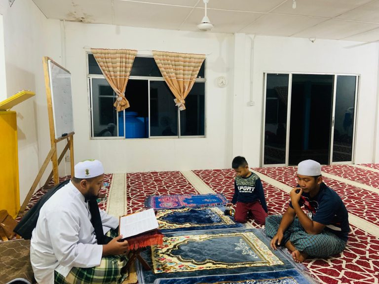 Mahasiswa FUAD, IAIN Pontianak Mengaji Bersama Kitab “Mukthasor Mubtadi” di Kampung Gawang Ulu, Simunjan, Sarawak, Malaysia
