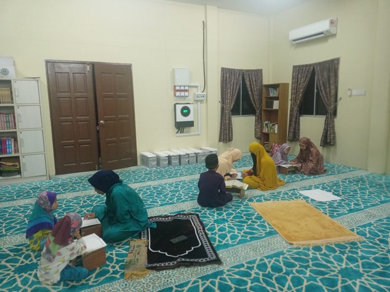 Mahasiswa PKM Kolaboratif Internasional Berikan Bimbingan Agama Pada Masyarakat Muallaf di Kampung Sabal Jaya, Sarawak Malaysia