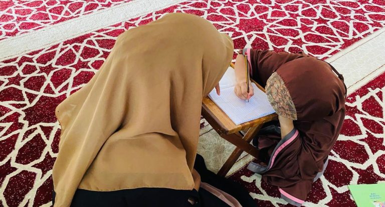 Bakti Nyata Mahasiswi FUAD, IAIN Pontianak ; Mengajari Tata Cara Baca Tulis Al-Qur’an yang Baik dan Benar