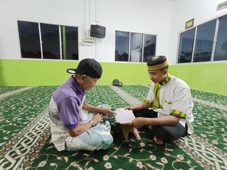 Mahasiswa IAIN Pontianak Bimbing Masyarakat Kampung Ruan Sarawak dalam Membaca Alquran