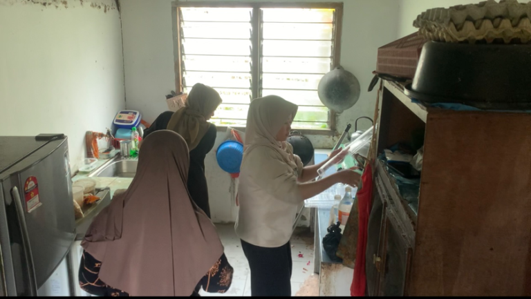 Peduli sekitar!! Mahasiswa PKM Kolaboratif Internasional Bersihkan Rumah Warga Tunanetra