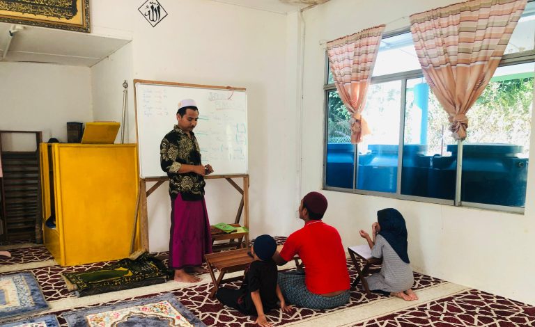 Mahasiswa, FUAD, IAIN Pontianak ; Mengenalkan dan Mengajari Baca Tulis Al-Qur’an dengan Anak-Anak Kampung Gawang Ulu, Simunjan