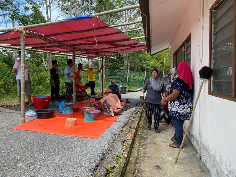 Peserta PKM IAIN Pontianak Melakukan Gotong-Royong Bersama Warga Kampung Darul Huda Tepoi Rayakan Idul Adha