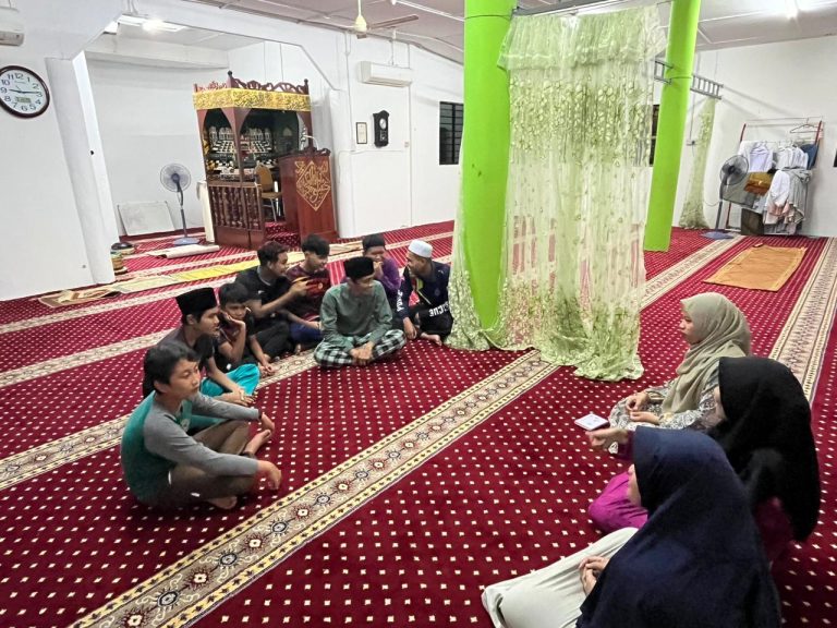 Peserta PKM IAIN Pontianak melakukan Pembentukan Remaja Masjid di Desa Darul Iman, Sarawak, Malaysia