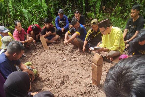 Pelaksanaan Fardhu Kifayah, Kampung Gawang, Sarawak Malaysia: Mahasiswa FUAD IAIN Pontianak Ikut Serta Dalam Prosesi Pemakaman