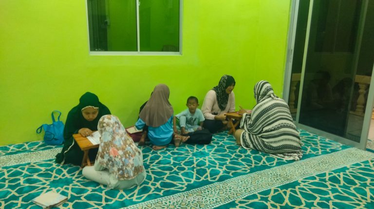 Mahasiswa IAIN Pontianak Bina Ngaji Mualaf: Surau Darul Taqwa Kampung Sibau Rumbau Sarawak, Malaysia Kembali digunakan untuk Belajar Qur’an.
