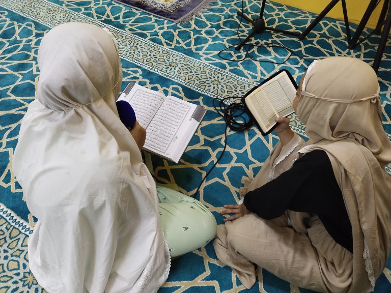 Kegiatan Pembacaan Surah Al Kahfi Bersama oleh Mahasiswa IAIN Pontianak di Kampung Tebun, Sarawak, Malaysia