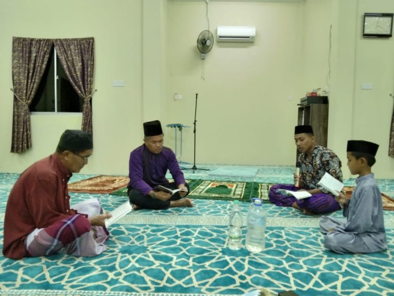 Pembacaan yasin rutin Setiap Malam Jumat di Surau Raudhatul Jannah Kampung Sabal Jaya di Pimpin oleh Peserta PKM Kolaboratif Internasional