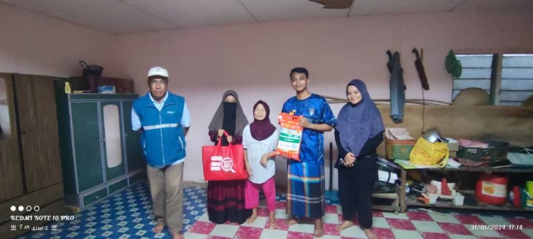 Mahasiswa PKM Kolaboratif Internasional Bersama Rakan Zakat Baitul Mal Majelis Islam Sarawak Memberikan Bantuan kepada Warga Kampung Ruan, Sarawak