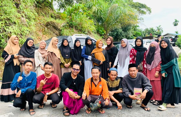 Melaksanakan Kewajiban Fardu’ Kifayah; Mahasiswa PKM Kolaboratif Internasional 2024, Menghadiri Prosesi Pemakaman di Kampung Tebun, Simunjan, Sarawak, Malaysia.