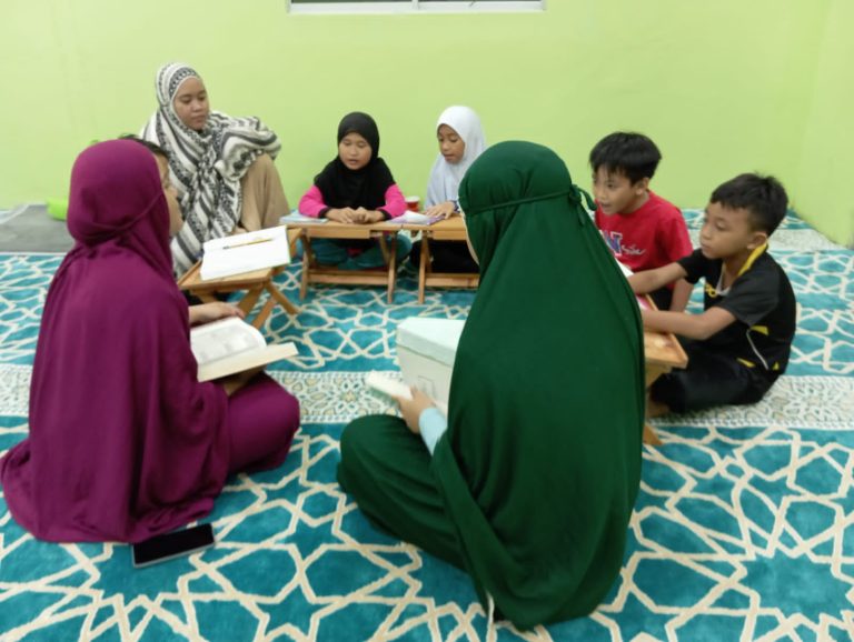 IMPLEMENTASI BTQ BARENG TEMAN SEBAYA : Program baca tulis Al -Qur’an Bersama anak anak Kampung Sibau Rumbau