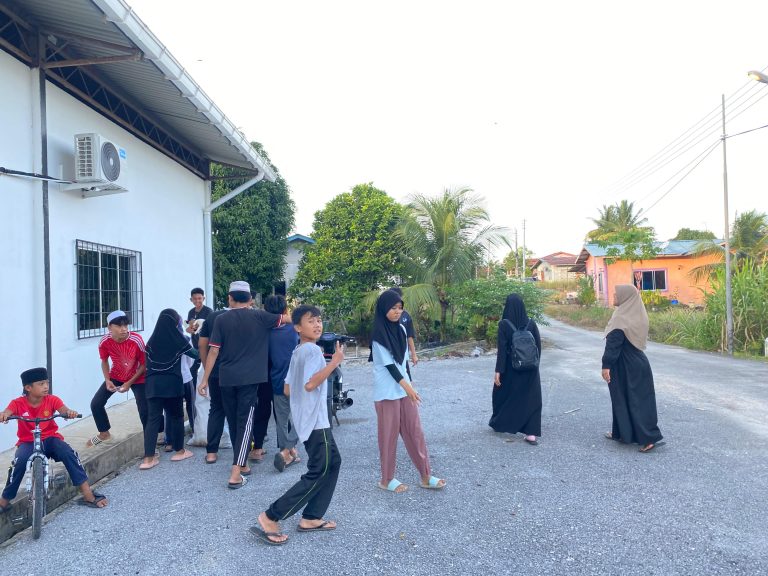 H-3 Menuju Perpulangan Mahasiswa PKM Kolaboratif internasional : Mahasiswa Posko Kampung Ensebang Jaya, Malaysia Gelar Gotong Royong Bersih-bersih Lingkungan sekitar