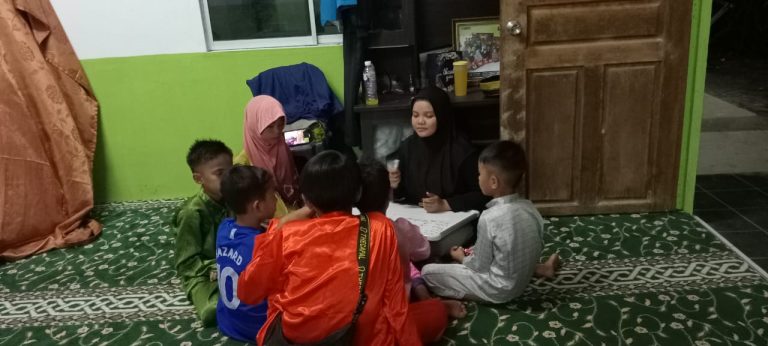 Mahasiswa Psikologi Islam peserta PKM Kolaboratif Internasional Ajarkan Berhitung kepada Anak Kampung Ruan Sarawak Malaysia yang tidak bersekolah