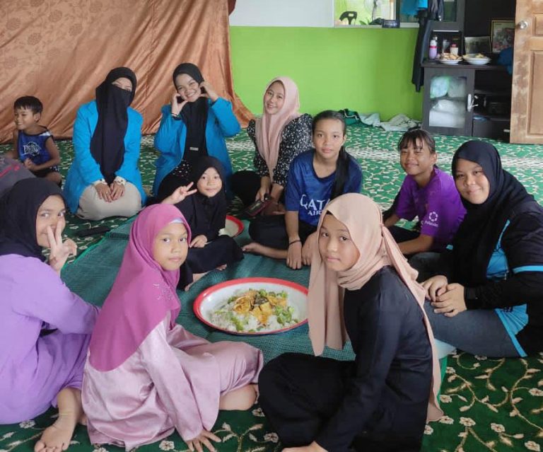 Budaya Indonesia Berwarna di Kampung Ruan, Sarawak: Mahasiswa IAIN Pontianak Suguhkan Makan Saprahan di Acara Isra’ Mi’raj