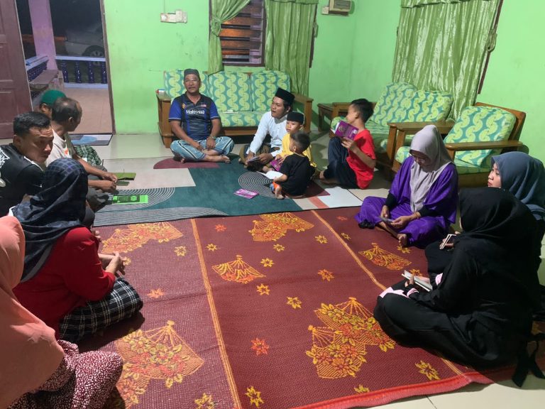 Mahasiswa PKM Kolaboratif Kampung Nyelitak Memimpin Tahlilan dan Tausiyah Keagamaan