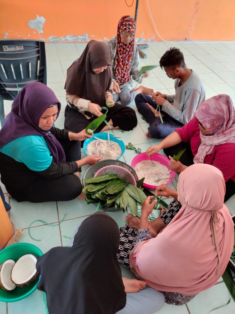 Mahasiswa Pengabdian kepada Masyarakat (PKM) Kolaborasi Internasional Bantu Persiapan Idul Adha di Kampung Insan Jaya, Sarawak, Malaysia