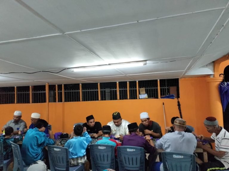 Mahasiswa PKM Kolaborasi Internasional Kenalkan Cita Rasa Seblak di Kampung Insan Jaya