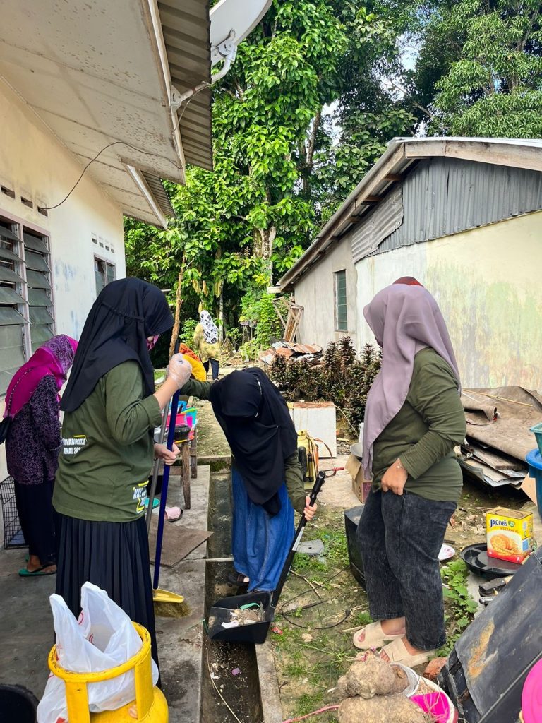 Kerja Bakti Memperindah Rumah Warga Kampung Insan Jaya: Gotong Royong Warga dan Peserta Pengabdian kepada Masyarakat (PKM) Kolaborasi Internasional