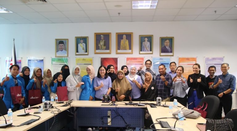 Inspiratif 14 Mahasiswa dan Dosen FUAD Presentasi Internsional di Pembentangan Antar Bangsa Indonesia-Malaysia