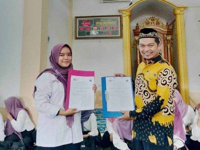 Psikologi Islam bersama Kembang Jiwa.id mengadakan kegiatan sosialisasi bertajuk Kembang Jiwa.id Goes to School dengan tema “Kesehatan Mental di Era Digital”