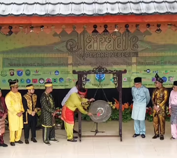 Kalam dan Budaya : Mahasiswa PPL KPI IAIN Pontianak Laporan Pembukaan Festival Budaya Faradje’ Pesaka Negeri XVI di Sanggau