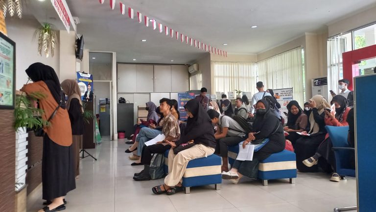 Antrian Panjang Di Bank! Mahasiswa Universitas Tanjung Pura (Untan) Ramai Membuka Rekening Bidikmisi