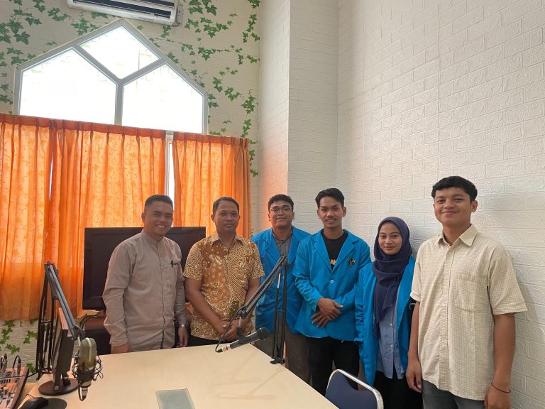 Penerimaan dan Penyerahan Mahasiswa IAIN Pontianak Prodi Komunikasi dan Penyiaran Islam di Radio Prokom IAIN Pontianak