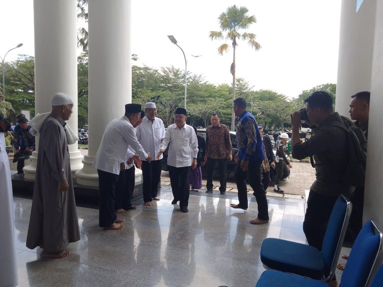 Mahasiswa Manajemen Dakwah ikut Sambut Kedatangan Drs. Muhammad Jusuf Kalla di Masjid Raya Mujahidin