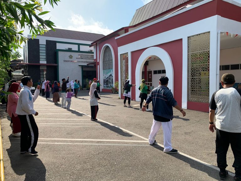 Penerapan hidup sehat pegawai Instansi KEMENAG kota Pontianak bersama Mahasiswa IAIN Pontianak