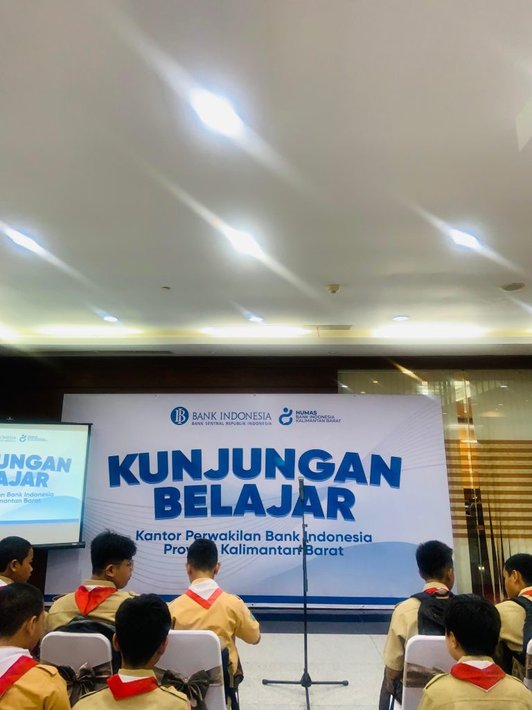 Mahasiswa PPL IAIN PONTIANAK mendampingi siswa siswi kelas 8 SMPIT Nuruh Wahdah OUTING CLASS  ke Bank Indonesia