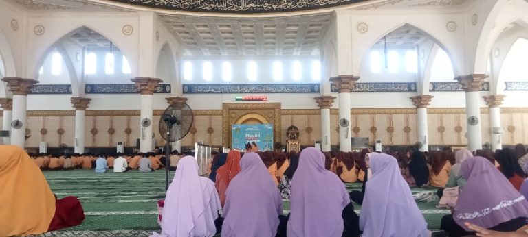 Mahasiswa Manajemen Dakwah Ikut serta dalam memeriahkan peringatan maulid nabi di Masjid Raya Mujahidin