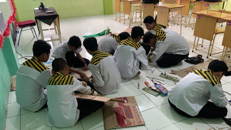 Mahasiswa Manajemen Dakwah Dampingi Siswa SMPIT Nurul Wahdah Praktek Pembuatan Kerajinan Barang Bekas