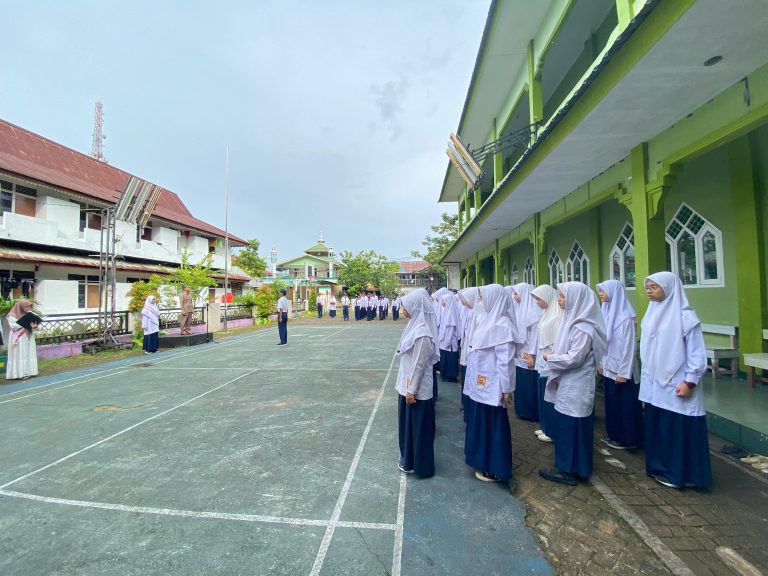 MAHASISWA PPL IAIN PONTIANAK MENGIKUTI UPACARA RUTIN SETIAP HARI SENIN DI SMPIT NURUL WAHDAH