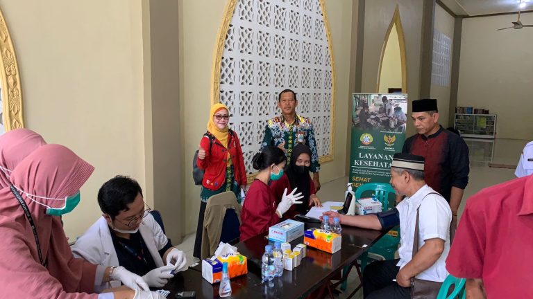 Mahasiswa Manajemen Dakwah IAIN Pontianak Bersama Kemenag Kota Pontianak Melakukan Monitoring Kegiatan Layanan Kesehatan di selenggarakan oleh Baznas Kota Pontianak