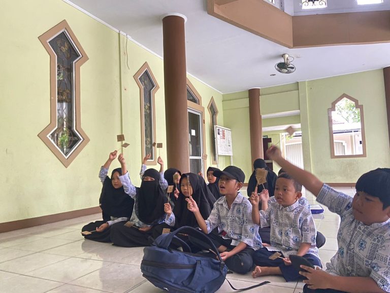 Mahasiswa Psikologi IAIN Pontianak Berbagi Ilmu di Sekolah Islam Muhammad Alfatih