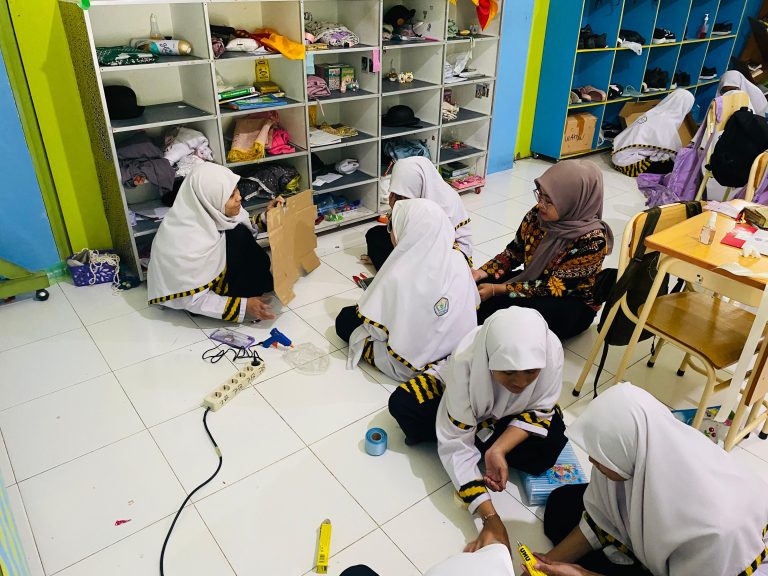 Mahasiswa IAIN PONTIANAK Mendampingi Siswi Kelas 8B SMPIT NURUL WAHDAH untuk Pelajaran P5