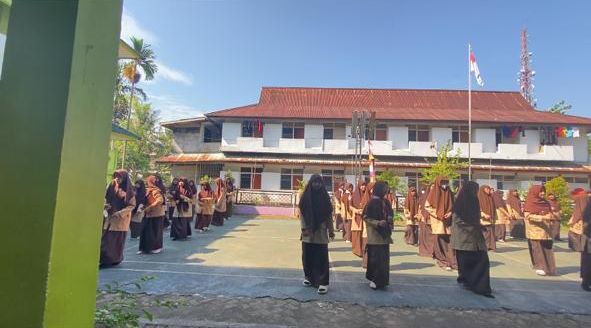 Mahasiswa IAIN PONTIANAK mendampingi siswa dan siswi SMPIT NURUL WAHDAH latihan Tari Jepin untuk memperingati hari jadi Kota Pontianak 253