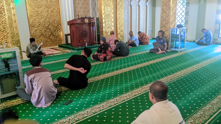 Mahasiswa program studi manajemen dakwah mengikuti kajian ba’da ashar di masjid Khalifah atau masjid walikota