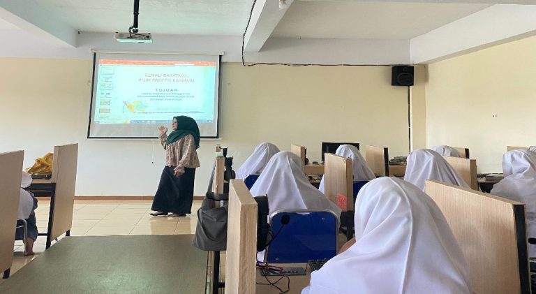 MAHASISWA BKI MELAKUKAN LAYANAN DASAR  TENTANG MINAT BAKAT PADA KELAS 12 MA DARUNNA’IM  DENGAN JUDUL “ KENALI BAKATMU, PILIH KARIR PROFESIMU”