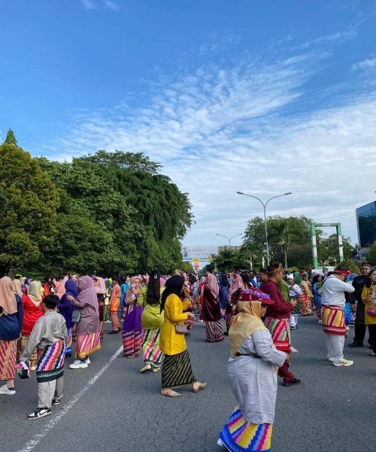 Mahasiswa PPL Psikologi IAIN Ikut Menari Jepin Di A. Yani Bersama Guru Dan Siswa SMP 13 Pontianak