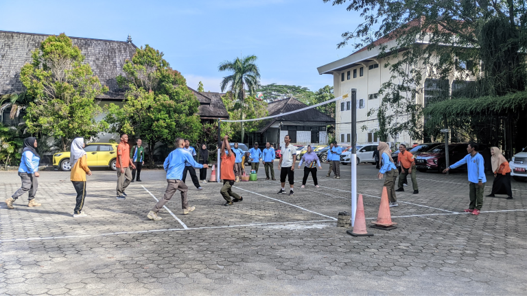 Jumat Sehat bersama staff dan mahasiswa magang di Dinas Pengendalian Penduduk dan Keluarga Berencana Pontianak